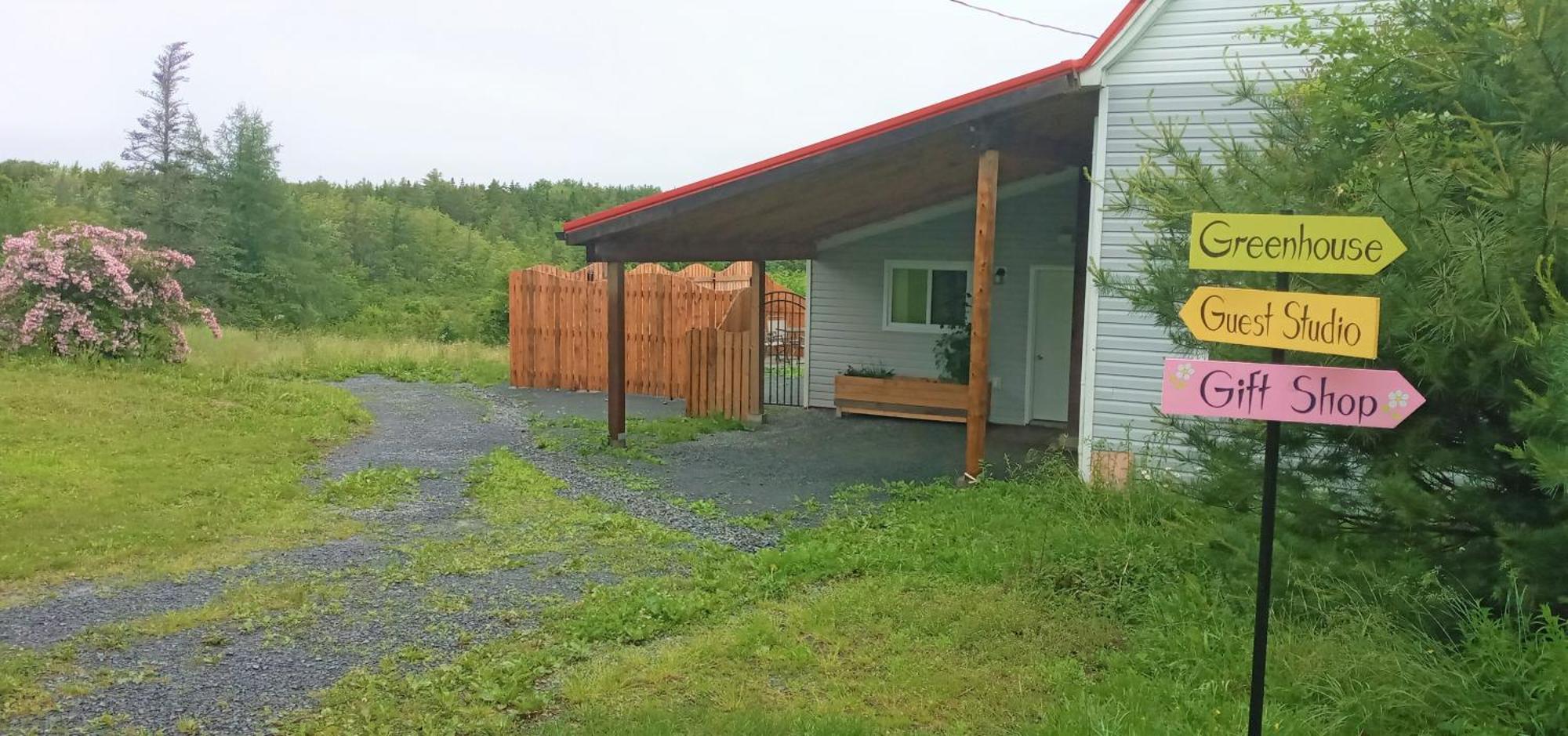 Beautiful On Sunny Acreage *